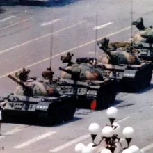Colonne de chars stoppée par un piéton, sur la place TienAnMen en Chine, en 1989